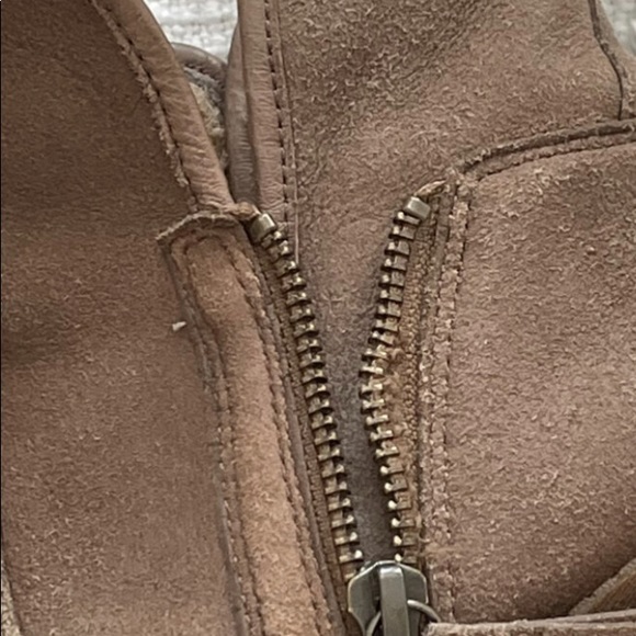 UGG Lavelle Boot Ankle Booties, Side Zippers, Leather and Sheepskin, Heel - Picture 7 of 10